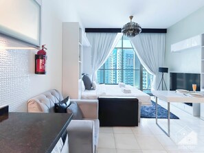 Iron/ironing board, bed sheets - Contemporary Studio With City View in Business Bay (Dubai)