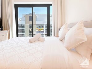 Apartment (0 Bedroom) | Interior - Elegant Stay in Meydan: Balcony & Stunning Views (Dubai)
