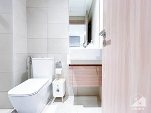 Bathroom - Luxury 1BR With Balcony in Azizi Riviera (Dubai)