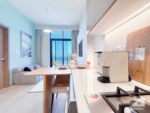 Microwave, electric kettle - Luxury 1BR With Balcony in Azizi Riviera (Dubai)