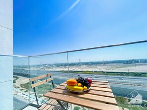 Outdoor dining - Luxury 1BR With Balcony in Azizi Riviera (Dubai)