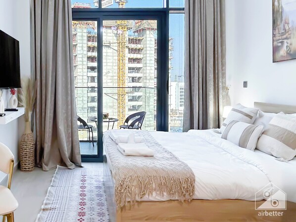 Iron/ironing board, bed sheets