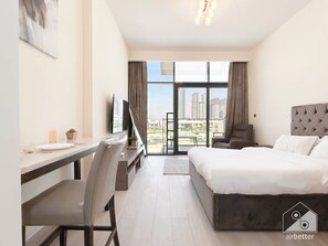 Iron/ironing board, bed sheets - Azizi Riviera Studio: Balcony & Comfort in Meydan (Dubai)