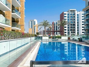 Outdoor pool - Azizi Riviera Studio: Balcony & Comfort in Meydan (Dubai)