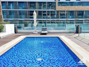 Outdoor pool - Azizi Riviera Studio: Balcony & Comfort in Meydan (Dubai)
