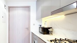 Microwave, oven, stovetop, electric kettle - Azizi Riviera: Elegant Studio With Great Amenities (Dubai)
