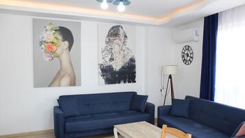 Apartamento econômico, sacada, vista para o jardim | Área de estar | TV LED 82 polegadas com canais via satélite