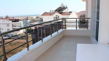 Apartemen Ekonomi, balkon, pemandangan kota | Balkon