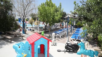 Área de juegos infantiles al aire libre
