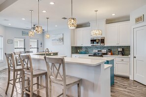 Fridge, microwave, oven, stovetop - Gorgeous private pool with a bubbling fountain. Pet friendly! (Port Aransas)