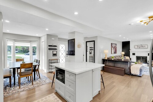 6BR house|Mississauga| Near Shops, Transit, Hwy and GO!