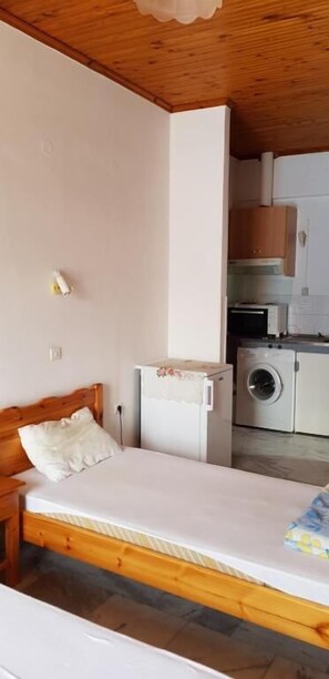 Free WiFi, bed sheets - Nicholas House (Lesvos)