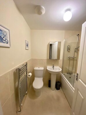 Shower, hair dryer, towels, soap - PIcket House - Andover - 3 bedroom with garden in quiet area close to centre (Andover)