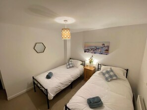 3 habitaciones, tabla de planchar con plancha, wifi y ropa de cama 