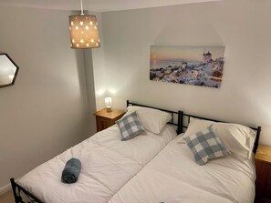 3 عدّة غرف نوم ومكواة/لوح كي وواي فاي وملاءات أسرّة