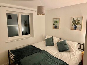3 habitaciones, tabla de planchar con plancha, wifi y ropa de cama 