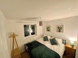 3 bedrooms, iron/ironing board, WiFi, bed sheets - PIcket House - Andover - 3 bedroom with garden in quiet area close to centre (Andover)