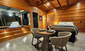 Hytte – honeymoon, massasjebadekar, fjellutsikt | Spiseområde