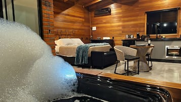 Honeymoon Cabin, Jetted Tub, Mountain View | Premium bedding, free WiFi, bed sheets