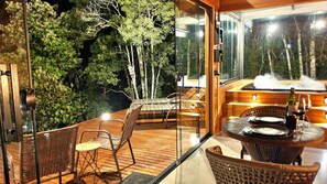 Hytte – honeymoon, massasjebadekar, fjellutsikt | Utendørsservering