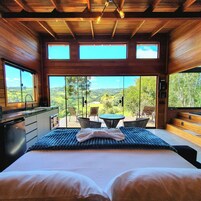 Cabana lua de mel, banheira de hidromassagem, vista para a montanha | Roupas de cama premium, Wi-Fi de cortesia, roupa de cama