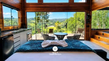 Cabaña de luna de miel, bañera de hidromasaje, vistas a la montaña | Cocina privada | Frigorífico, hervidor eléctrico, minihorno y utensilios de cocina