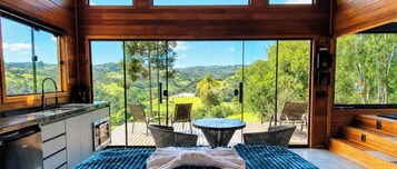 Cabana Bad Wolf com Jacuzzi - Rancho Queimado | Cozinha privada | Geladeira, chaleira elétrica, forno com torradeira