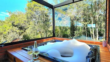 Honeymoon Cabin, Jetted Tub, Mountain View | Interior