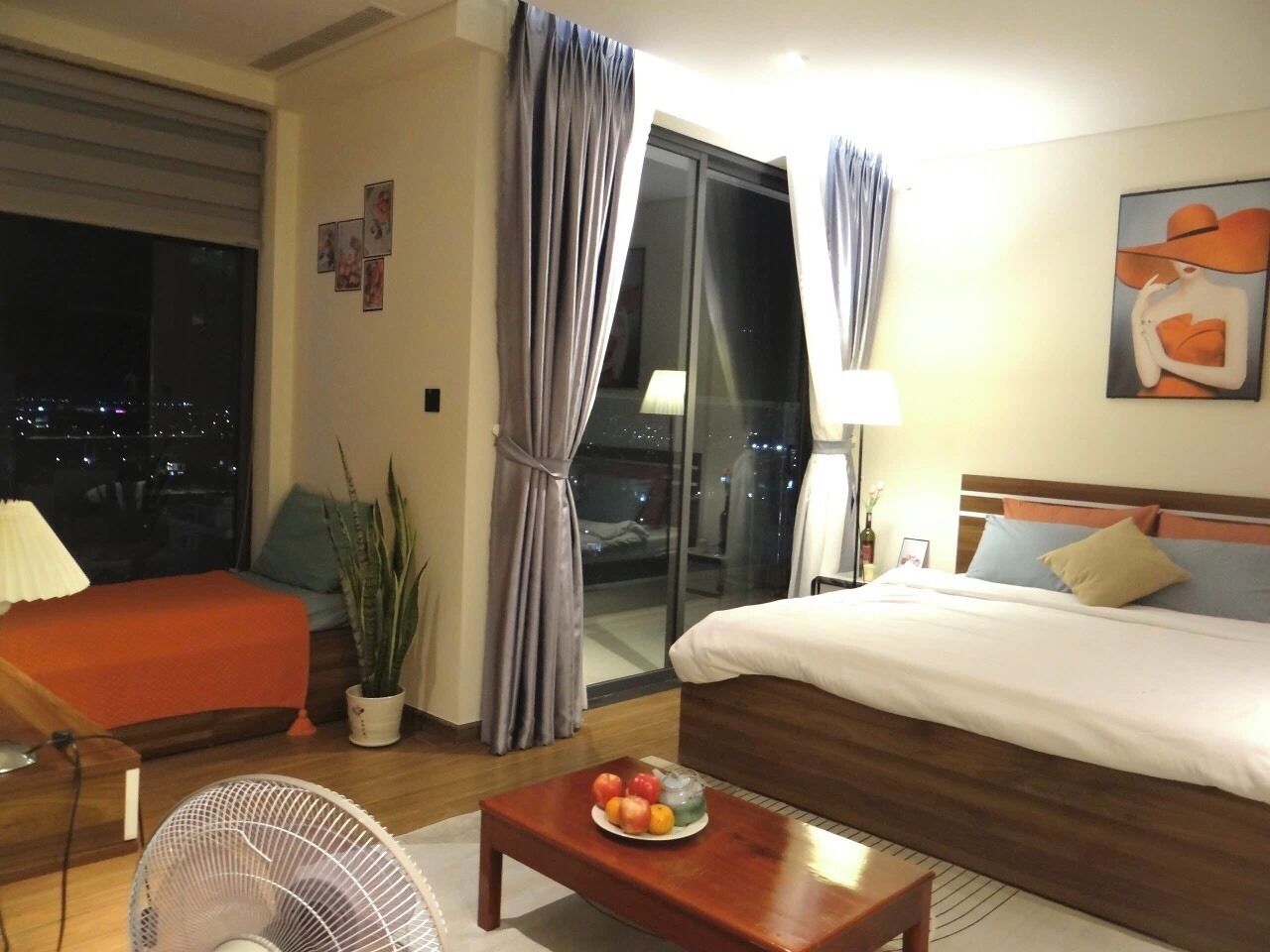 Studiosvit för familj - balkong - utsikt mot staden | Mörkläggningsgardiner, ljudisolering och strykjärn/strykbräda