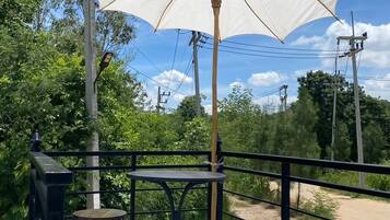 Familjevilla - utsikt mot poolen | Vardagsrum | 32-tums platt-tv med kabelkanaler