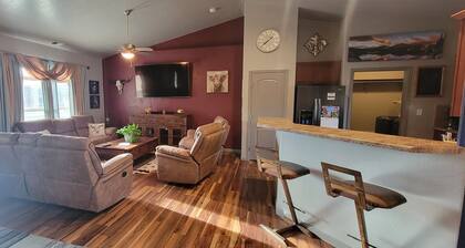 Charming 3-bedroom fully loaded house with AC and WiFi in Grand Junction.