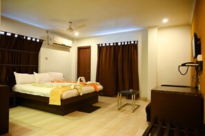 Deluxe tweepersoonskamer, uitzicht op de stad | Gratis wifi, beddengoed