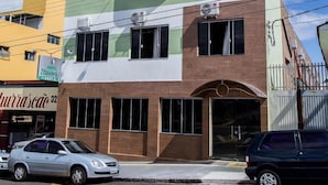 Un edificio de dos pisos con un letrero que dice HOTEL Itaverê II.