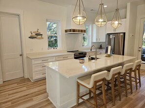 冷蔵庫、電子レンジ、オーブン、コンロ