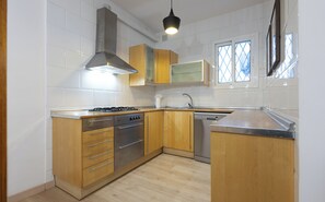 Apartment, Patio (2 Bedrooms) | Private kitchen | Full-size fridge, microwave, oven, dishwasher - Stay U-nique Apartment Gran Via IV (Barcelona)