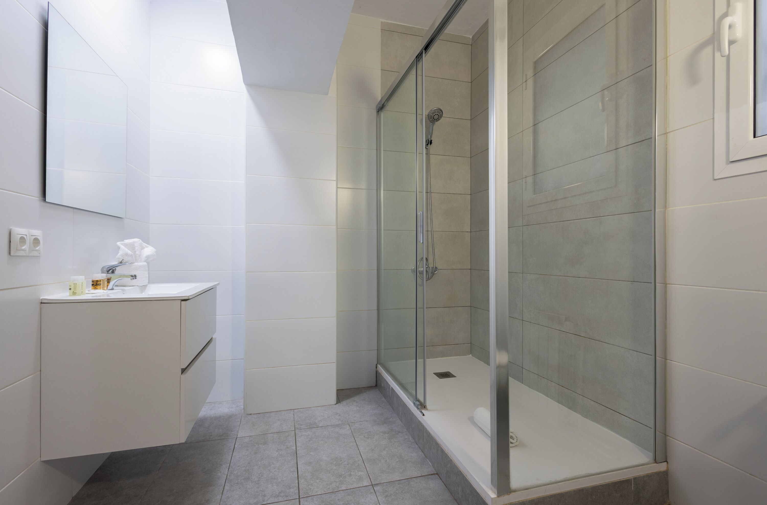 Appartamento, patio (2 Bedrooms) | Bagno | Doccia, asciugacapelli, bidet, asciugamani