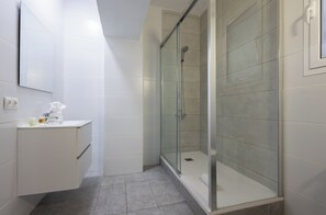 Appartement, patio (2 Bedrooms) | Badkamer | Een douche, een haardroger, een bidet, handdoeken