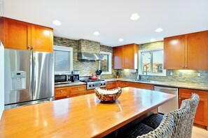 冷蔵庫、電子レンジ、オーブン、コンロ