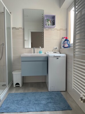 Douche, sèche-cheveux, bidet, serviettes fournies