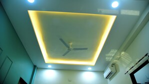 A ceiling with recessed lighting and a central fan. - Jainsite (Palitana)