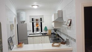 Réfrigérateur, micro-ondes, plaque de cuisson, cafetière/bouilloire