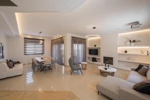Vila, 4 quartos, sacada | Parte interna