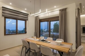 Vila, 4 kamar tidur, balkon | Tempat makan