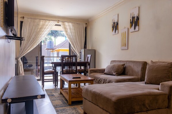Living area - The City Oasis Bakuli, Kampala, 10 Mins walk to Downtown Kampala. (Kampala)