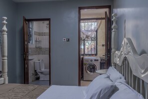 1 bedroom, iron/ironing board, WiFi, bed sheets - The City Oasis Bakuli, Kampala, 10 Mins walk to Downtown Kampala. (Kampala)