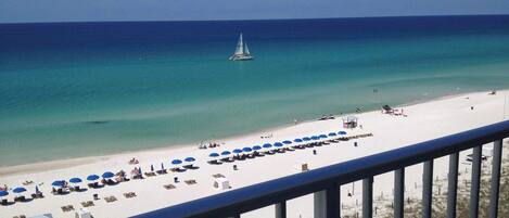 Plage, chaises longues