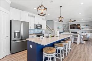 Réfrigérateur, micro-ondes, cafetière/bouilloire