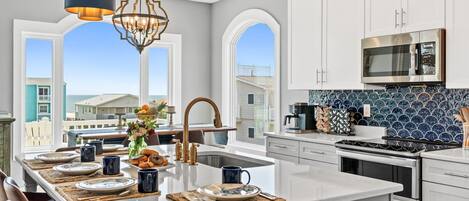 Kühlschrank, Mikrowelle, Wasserkocher mit Kaffee-/Teezubehör