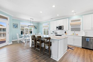 Kühlschrank, Mikrowelle, Wasserkocher mit Kaffee-/Teezubehör