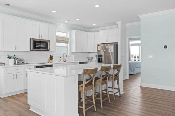 Kühlschrank, Mikrowelle, Wasserkocher mit Kaffee-/Teezubehör